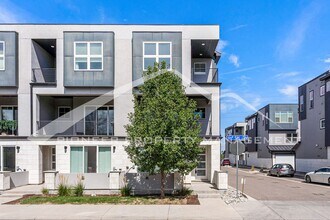 Building Photo - Fantastic Townhome with Central AC and 2 Car Garage!