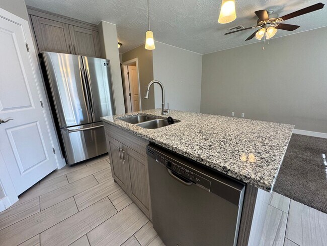 Building Photo - Desert Hills Townhome