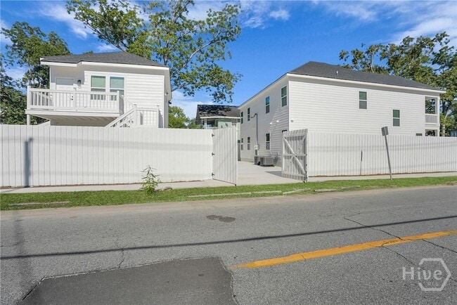 Building Photo - 773 E Duffy St