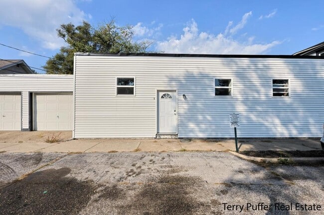 Primary Photo - 995 E Forest Ave