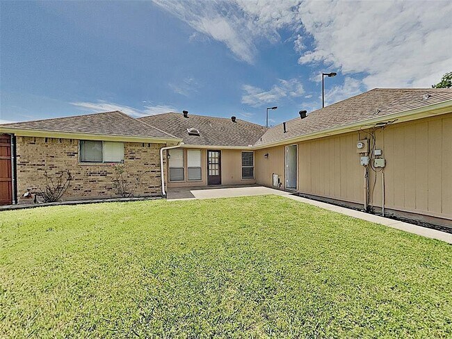 Building Photo - 1601 E Spring Valley Rd