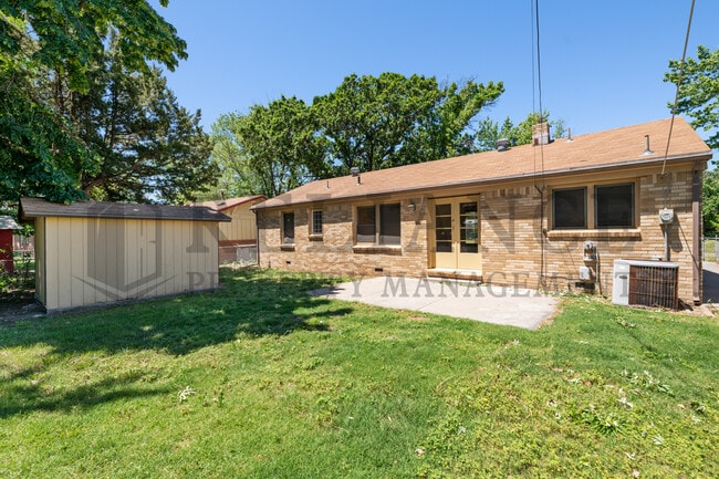 Building Photo - 860 Fabrique St