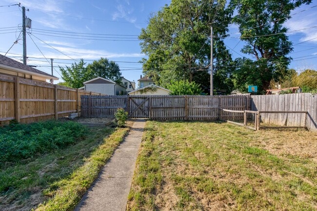 Building Photo - HOUSE FOR RENT