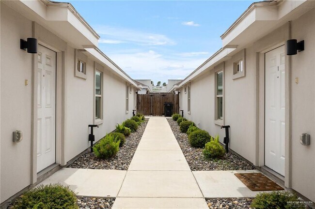 Building Photo - 1305 Alta Vis Dr