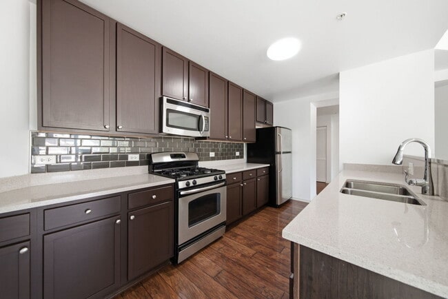 Building Photo - 125 Lakeview Dr