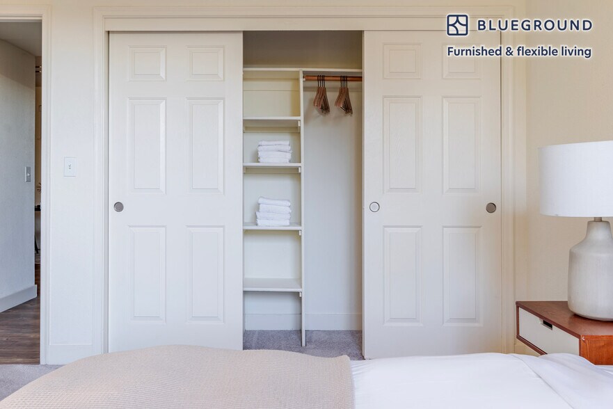 Building Photo - 1265 Lakeside Dr