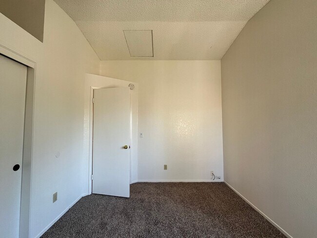 Building Photo - 309 Oak Meadow Ln