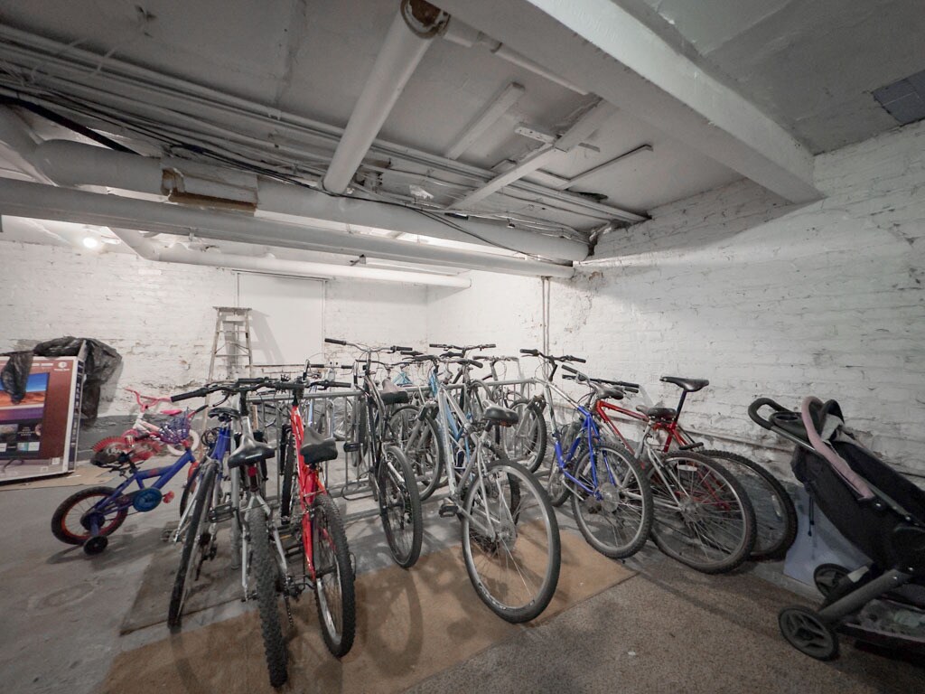 Building Photo - 931 W Sunnyside Ave