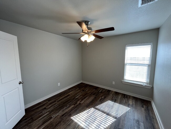 Building Photo - Stunning Duplex in Shallowater!
