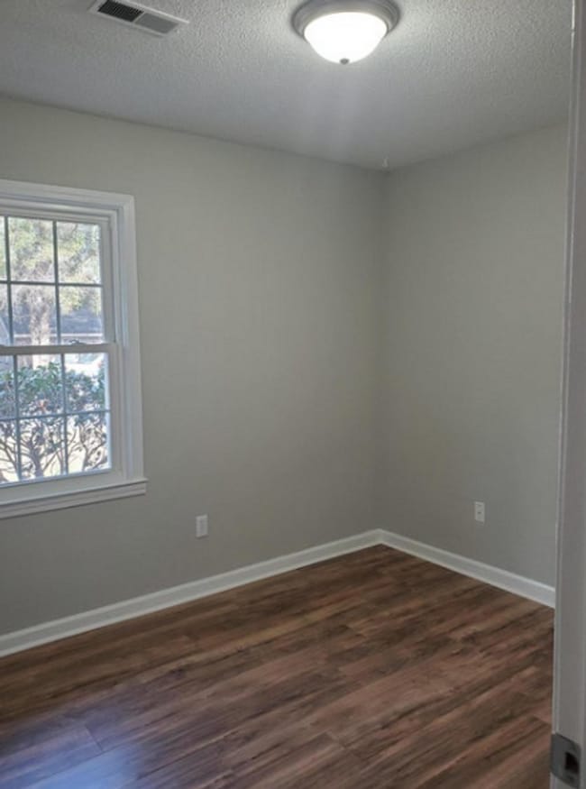 Building Photo - 3 BR/ 1 BA Ranch Style Home in Summerville!