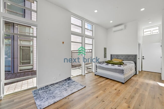 Building Photo - Modern Luxury 3 bedrooms and 2 bathrooms T...