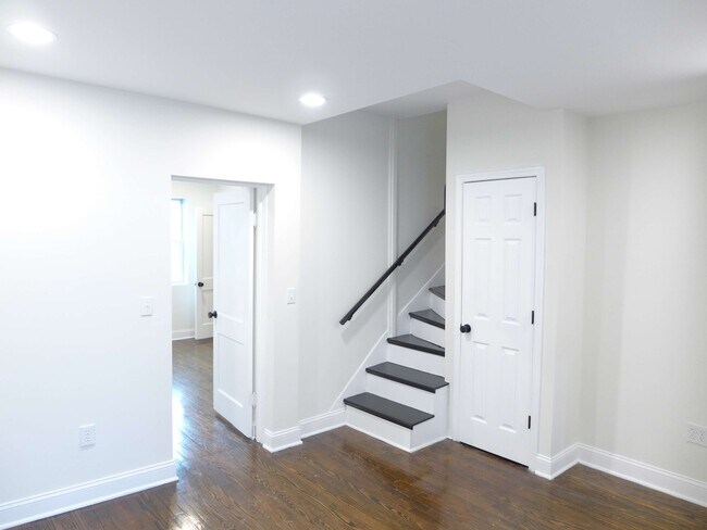 Building Photo - 1709 Bank St