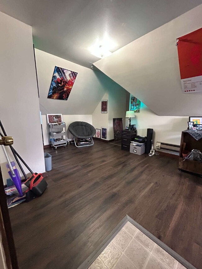 Building Photo - Walk to WWU & Downtown Bellingham from Prime Chestnut St Location