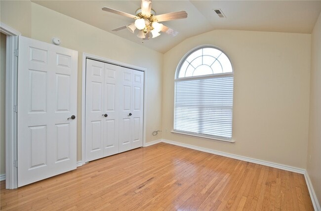 Building Photo - 402 NE Shasta Ct