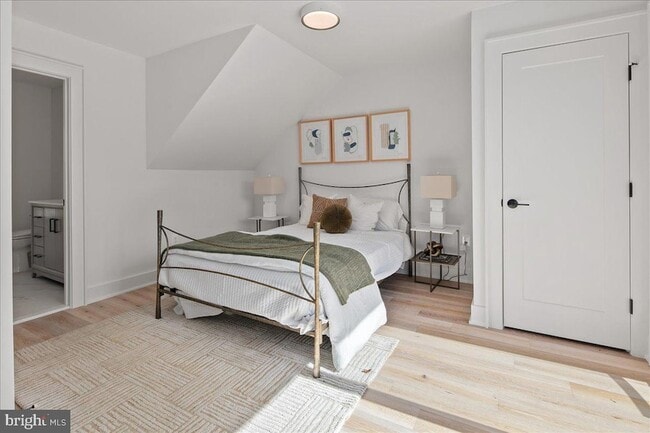 Building Photo - 909 N Irving St