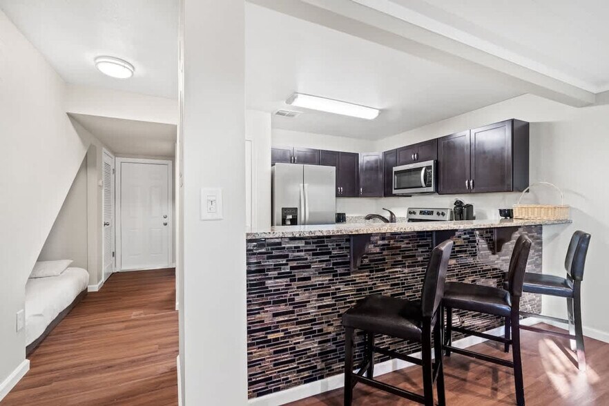 Building Photo - 5218 Beach Dr