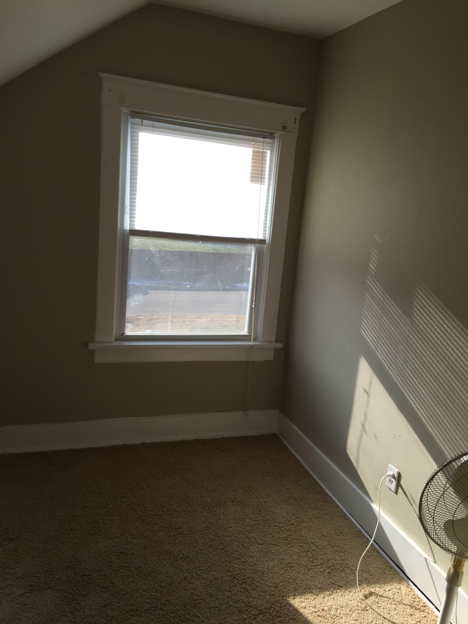 Building Photo - 920 W 3rd St