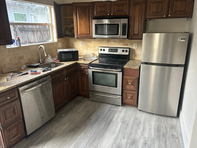 Building Photo - 823 NE 14th Pl