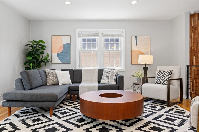 Building Photo - Recently Updated Home in Prime Sunnyside N...