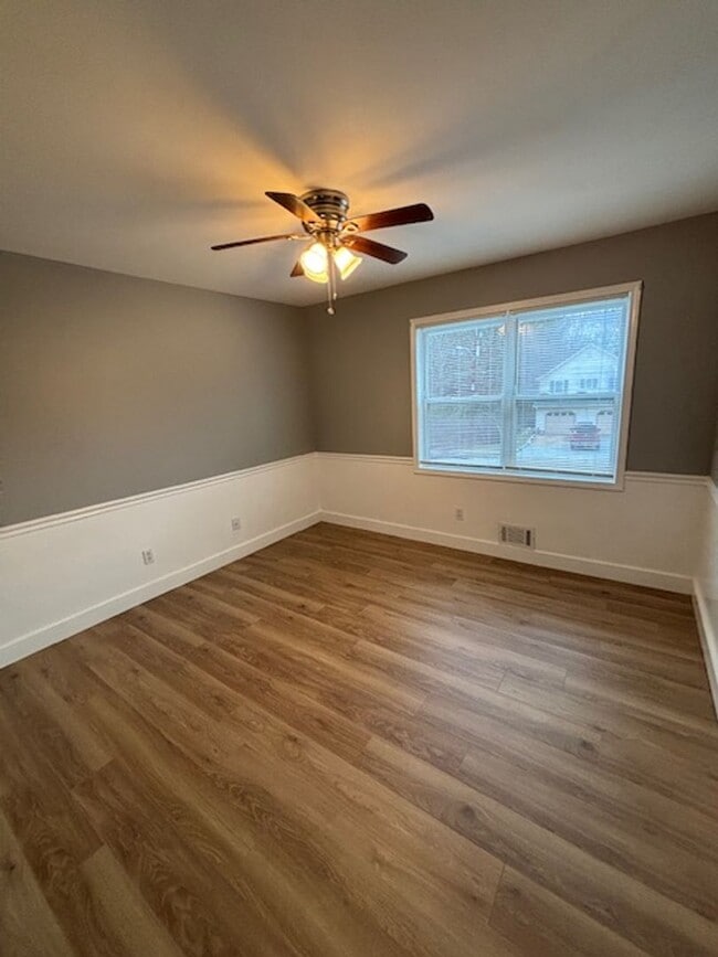 Building Photo - Updated Remodeled Large Open Split-Level Home with Full Finished Basement!