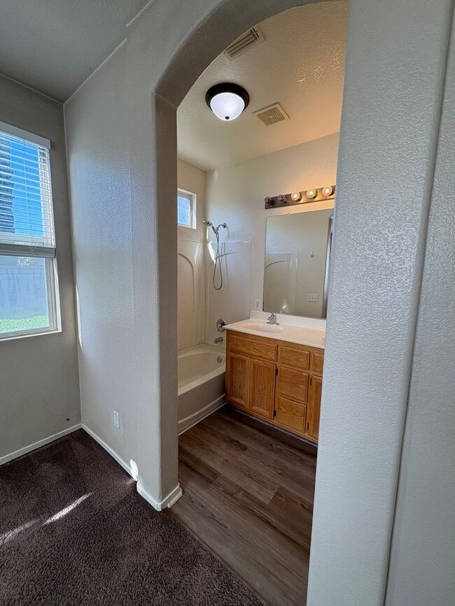 Building Photo - Beautiful 3bed/2bathroom Home in West Sac