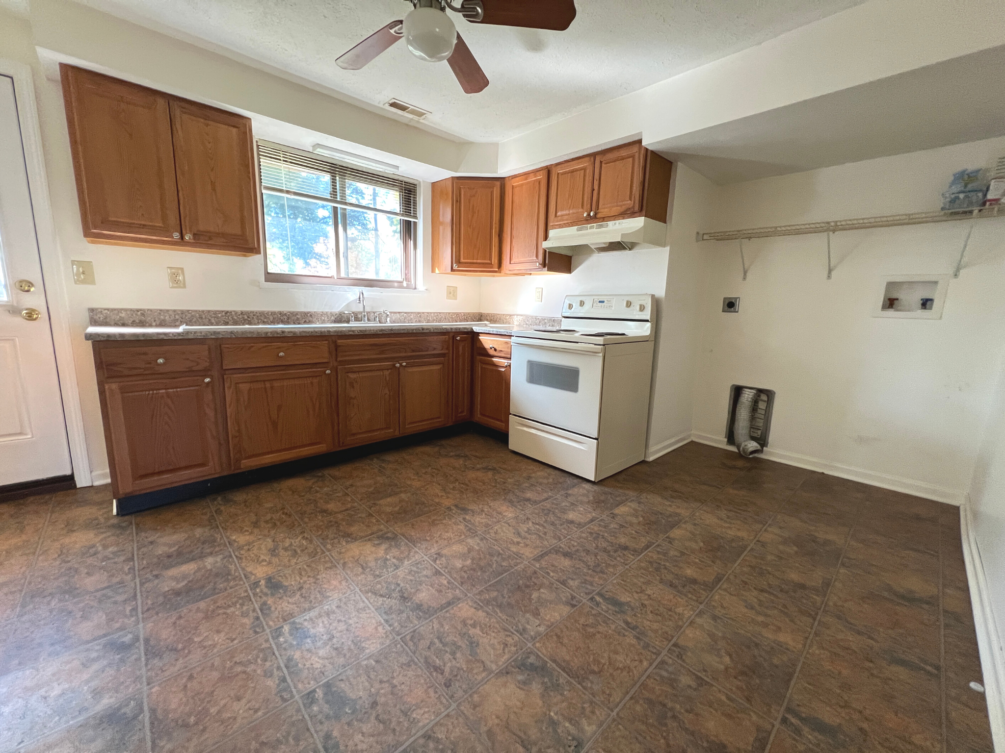 Kitchen - 1608 Briedweng Ave