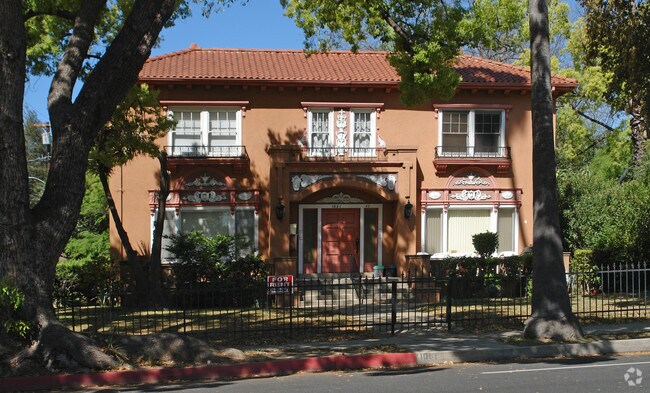 Building Photo - 1061 Los Robles Ave