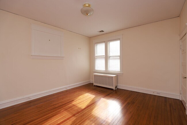 Building Photo - -- AVAILABLE 05/26/2026 -- MUSEUM DISTRICT CHARMER! 2 CAR GARAGE