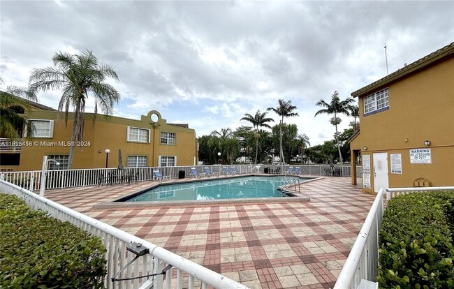 Building Photo - 9731 Fontainebleau Blvd