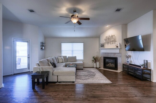 Building Photo - 108 Cove Cir