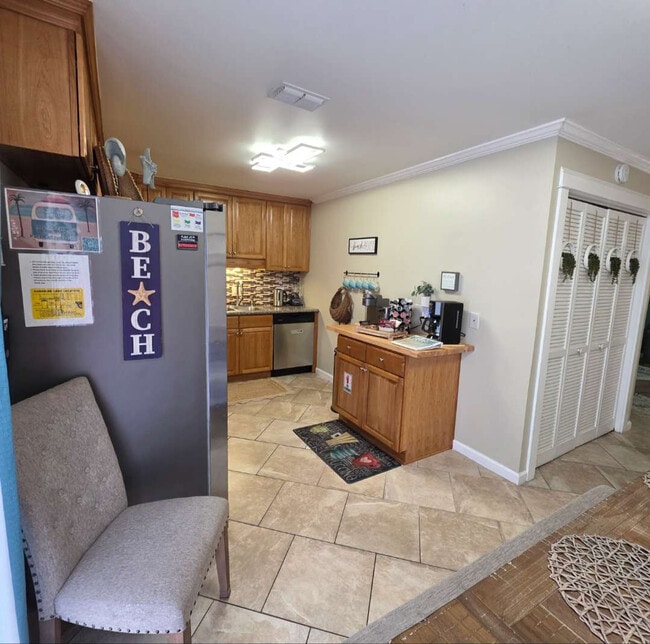 Building Photo - 7405A Beach Dr