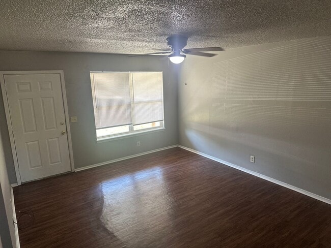 Building Photo - 2-Bedroom, 1-Bathroom Unit @ Rolling Oaks ...