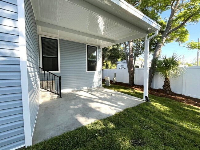 Building Photo - 117 N Lake Dr