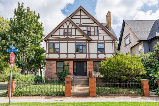 Building Photo - 420 Oxford St