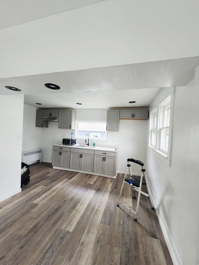 Building Photo - Fully Remodeled 5BR Home with 3-Car Garage...