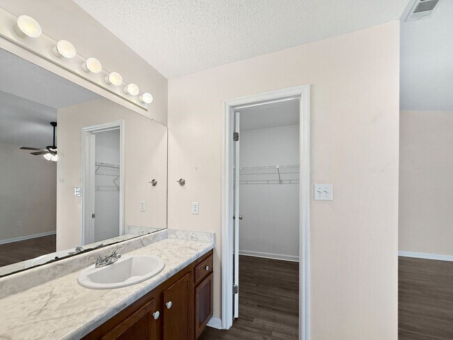 Building Photo - Charming Navarre Home with Hardwood Floors...