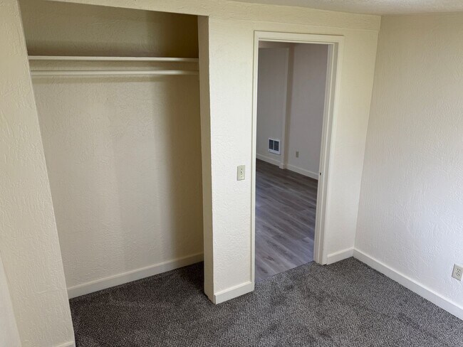 Building Photo - Freshly updated 2 bed, 1 bath house in Lowell