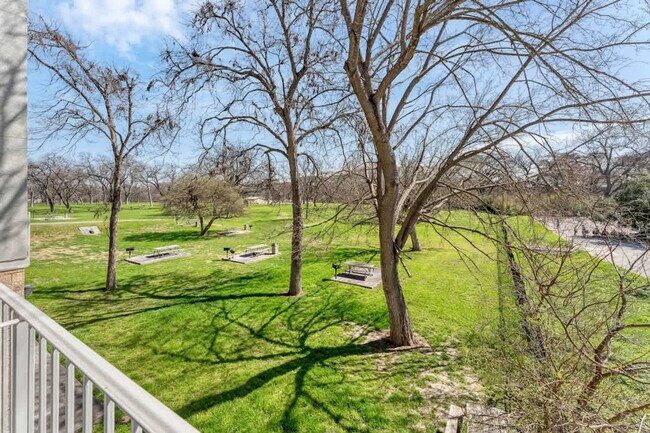 Building Photo - 730 E Mather St