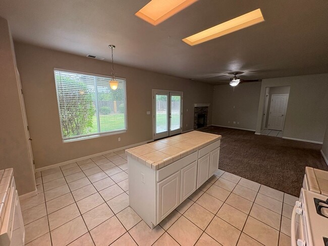 Building Photo - Spacious NW Visalia home Near Shopping Center Available Now!