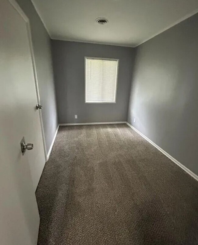 Building Photo - 802 St Thomas Ln