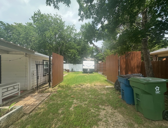 Building Photo - 721 Thompson Dr