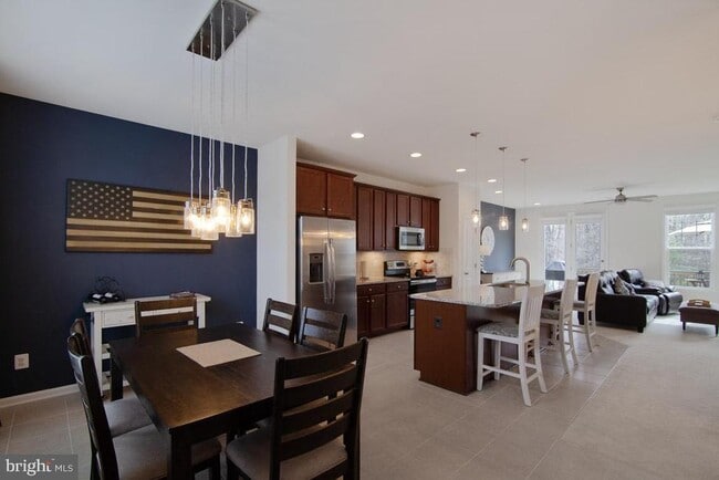 Building Photo - 136 Solara Dr