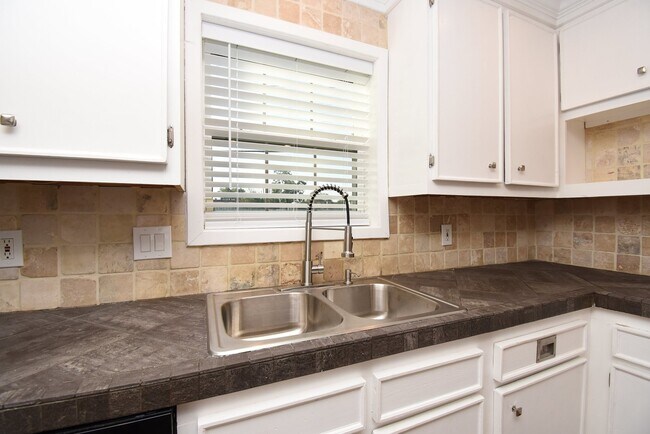 Building Photo - 2503 Southwick St