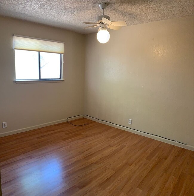 Building Photo - Cute house in Enterprise Area!!