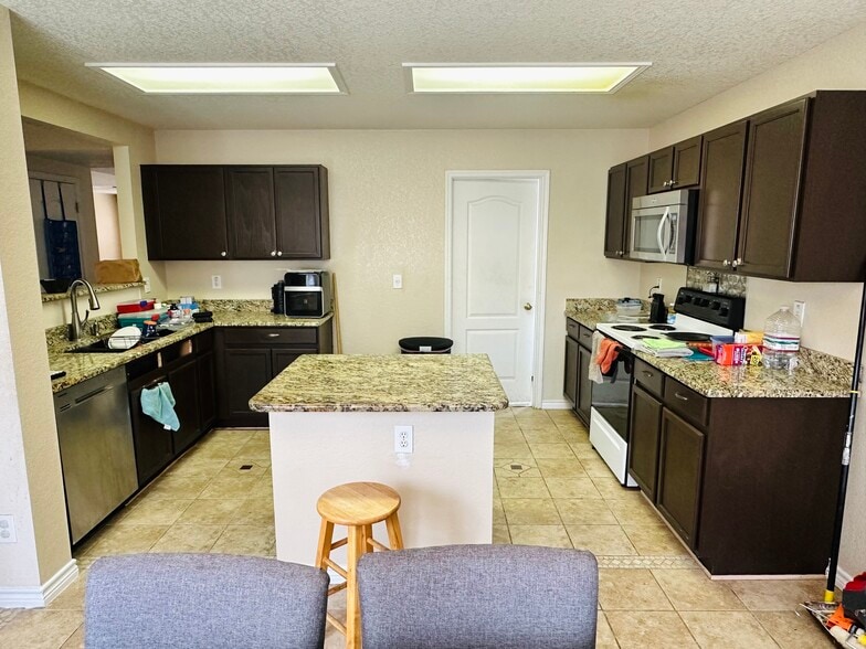 Kitchen - 10366 Manor Crk