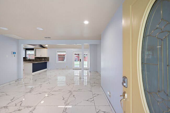 Building Photo - 5718 Greencraig Dr