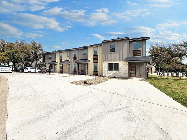 Building Photo - Sophisticated 3/BR 2.5/BS Home in Point Ve...