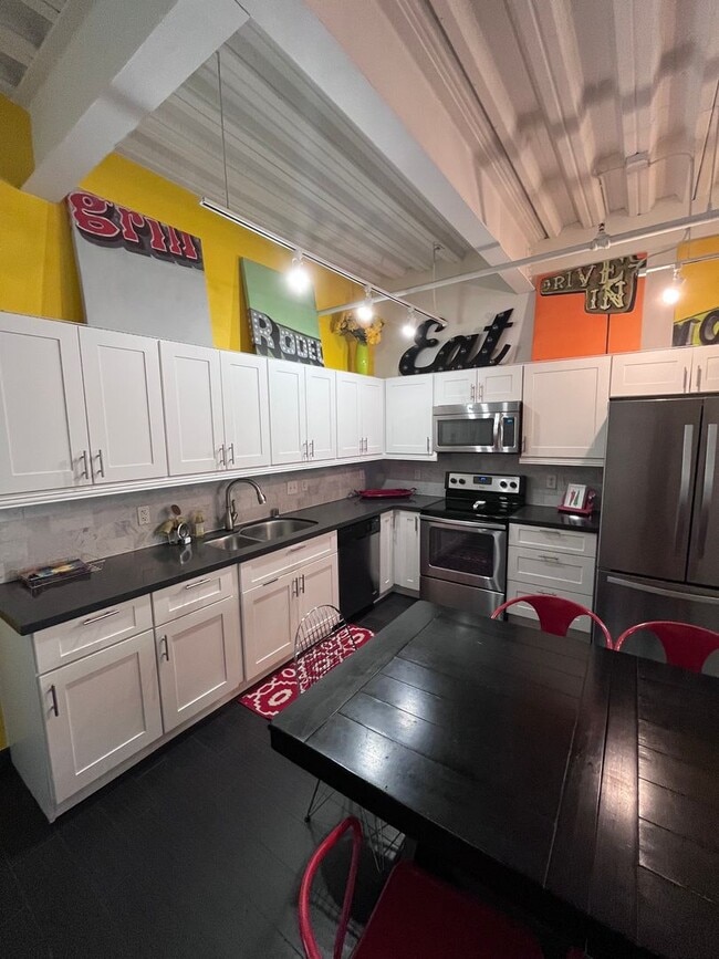 Building Photo - WOWZER Beautiful 1 bedroom Condo