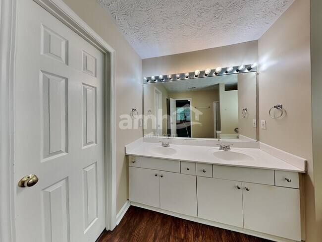 Building Photo - 3800 Oak Park Dr