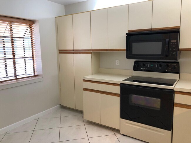 Building Photo - 3711 Carambola Cir N